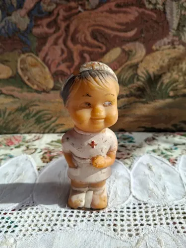 Boneco de vinil anos 70 - enfermeira com desgastes na pintura 