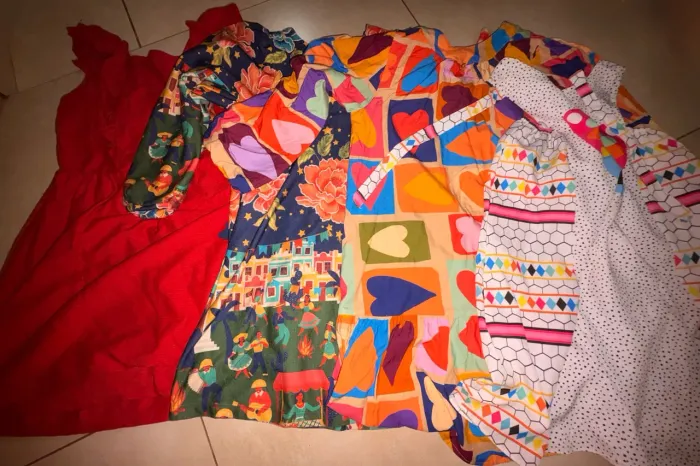 Vestidos infantis diversos no tamanho 10
