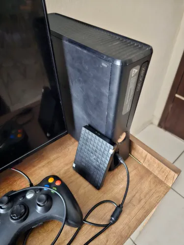 Xbox 360 Desbloqueado + HD externo de 1tb, jogos GTA V, GTA SAN ANDREAS, GTA 4, COD E +30