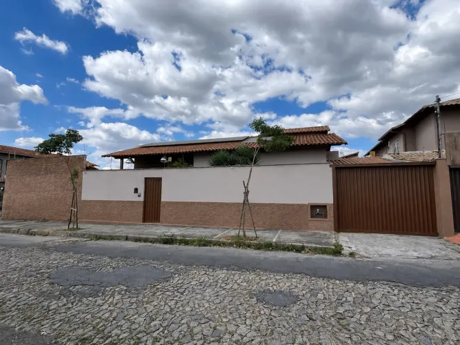 Casa Alto Padrão 4 Quartos | Piscina | Energia Solar | Santa Amélia - BH