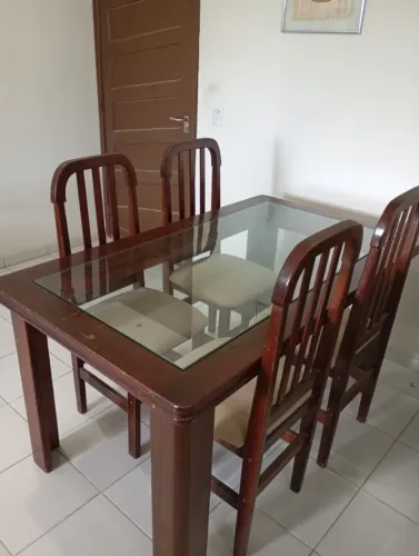 mesa de jantar com cadeiras