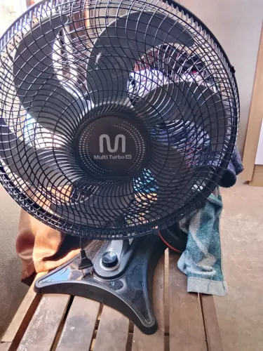 Ventilador semi novo.