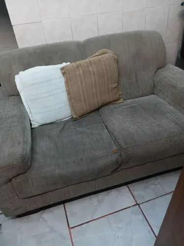 Vendo sofá de 2 lugares. Material tipo veludo,  não  tem madeira no  meio