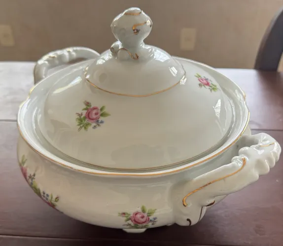 Sopeira Clássica Porcelana Schmidt com delicado padrão floral e frisos dourados