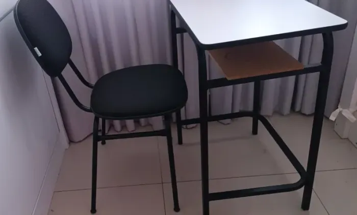 Mesa escolar - para sala de treinamentos e aulas particulares