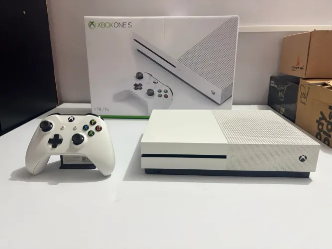 Xbox One S 1TB - Praticamente Novo - Usado Poucas Vezes