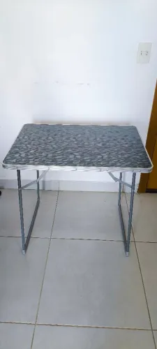 Mesa dobrável com 4 cadeiras dobráveis