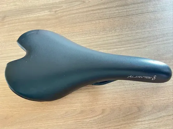 Selim Fizik Aliante Delta - Trilhos S-Alloy (Estado de Novo)