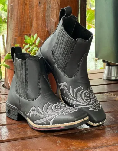 Botina Bota Feminina Cano baixo Cowboy Bordado Floral Preto botas feminina elegante?.