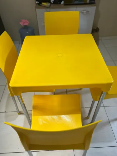 Mesa e 4 cadeiras, perfeito estado, utilizada poucas vezes. 
