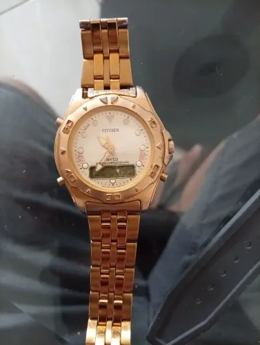Citizen dourado antigo