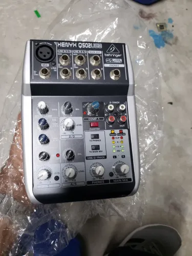 Mesa de som behringer q502 usb