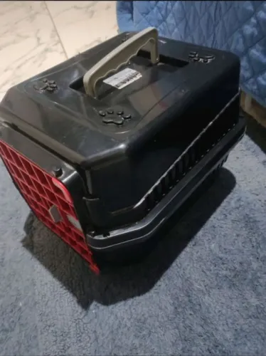Vendo caixa transporte paga gatos preto com vermelho usada apenas 1 vez