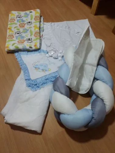 Vende-se edredom, cobertor, duas mantas azul e branca,trocador portátil e almofada trançad