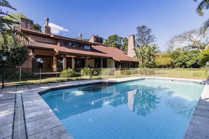 Casa com pátio e piscina | 590m² | ideal pra família grande ou investimento