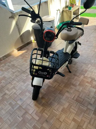 Scooter marca Goo 800 w muito nova