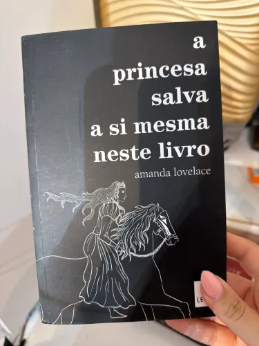 Livro ?a princesa salva a si mesma neste livro?