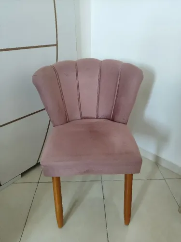 Vendo uma poltrona modelo pérola rosé bem conservada