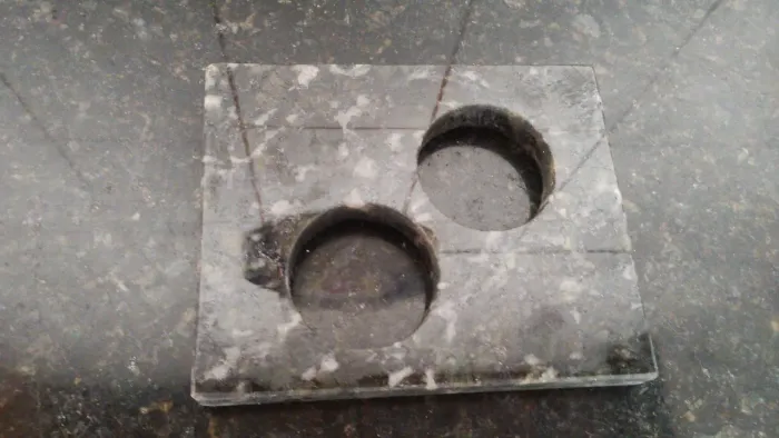 Pedra de granito com 15cm de largura 18 cm de comprimento e 2cm de espessura..