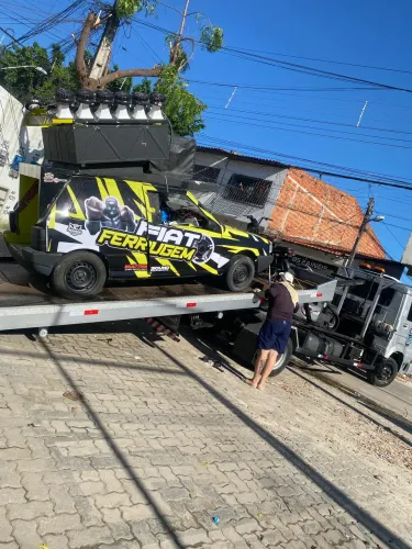 Carro e estrutura de som 