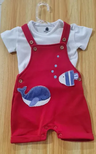 Roupa bebê 6 meses baby club. Jardineira vermelha. Natal. Usada