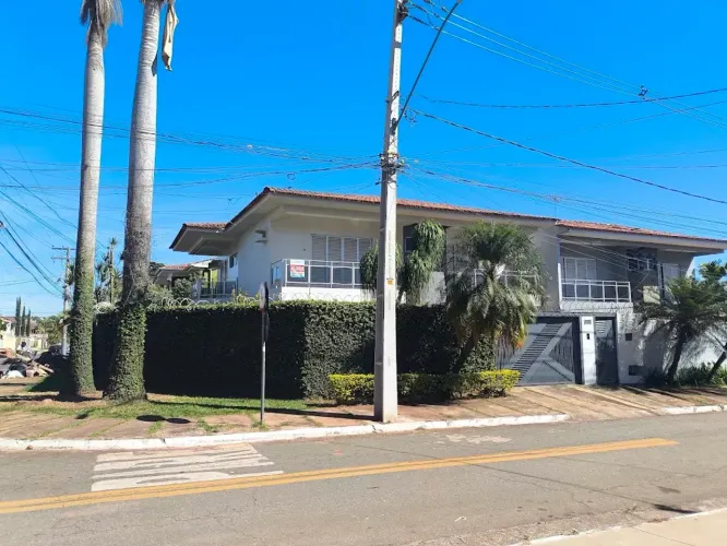 Sobrado para aluguel possui 252 metros quadrados com 4 quartos em Jardim América - Goiânia