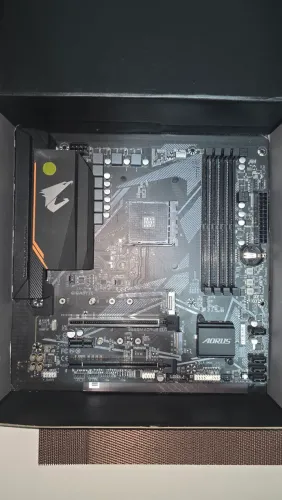 Placa-mãe B550M Aorus Elite - Nova
