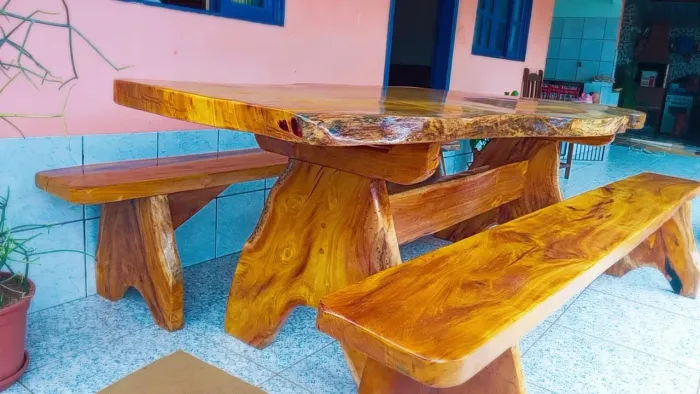 Mesa rústica em madeira 