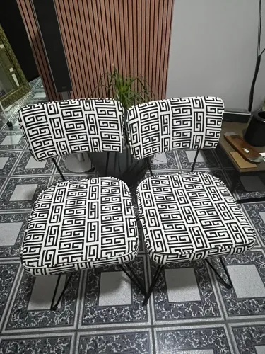 Par de Cadeiras Retrô Estofadas Preto e Branco - Estrutura em Aço