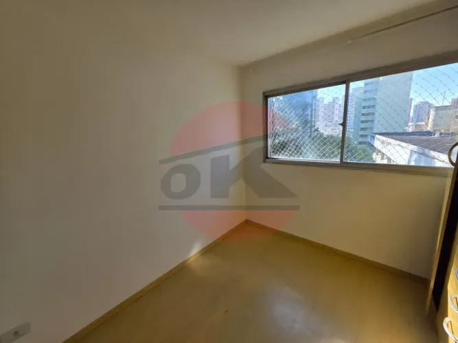 Boa Kitnet com garagem, localizada a apenas 250m da estação São Joaquim do metrô