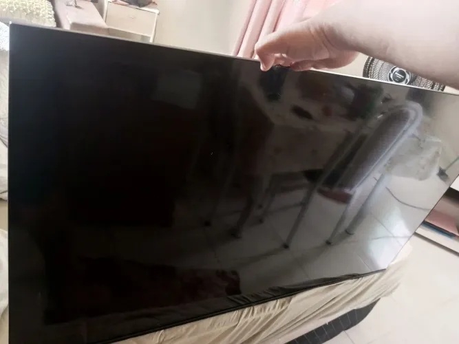 Vendo televisão com a tela quebrada