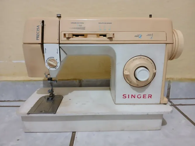 Vende-se máquina de costura
