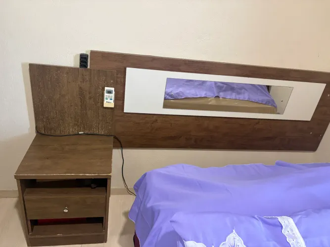 Cabeceira de cama com espelho + 2 criados-mudos