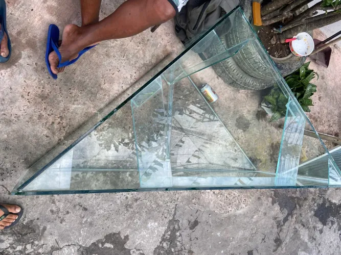 Aquario triangular 1,40 largura, 1m de altura, 1m laterais