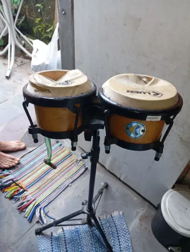 Bomgocom tripé e chave de afinação.