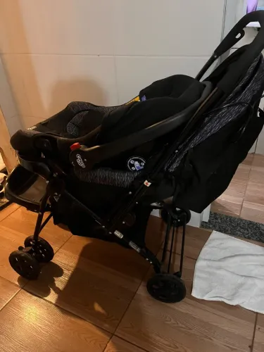 Carrinho de bebê + bebê conforto..