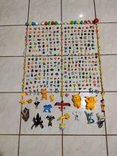 Vendo quase 400 brinquedos de Pokémons por apenas 300 reais ?