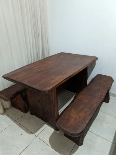 Mesa de madeira maciça 