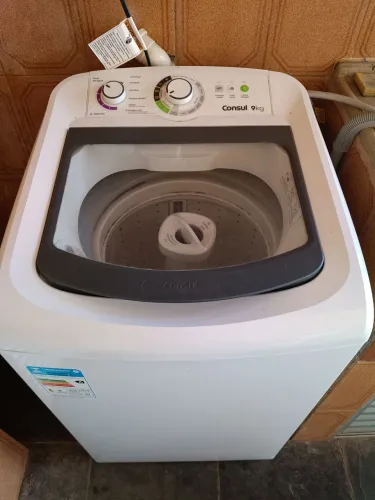 Máquina de lavar roupa usada funcionando normalmente 220V
