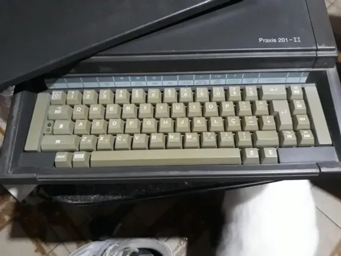 maquina de escrever eletrica olivetti praxis 201-II