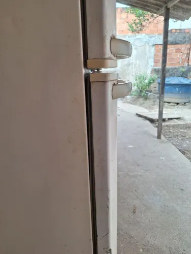 Vendo geladeira so ta ferrugem encima buracha da porta fica pouco entre aberta mais ta peg