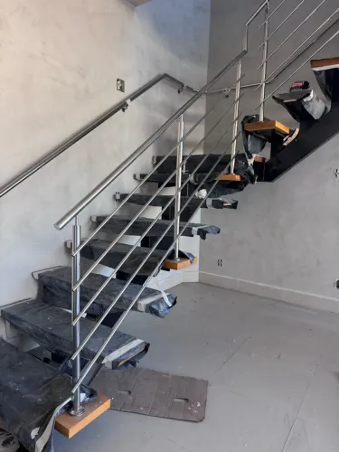 CORRIMÃO EM AÇO INOX ? FABRICAÇÃO SOB MEDIDA