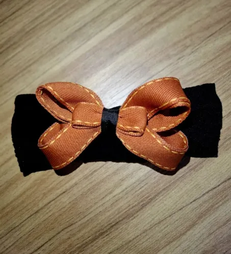 LAÇOS E TIARAS