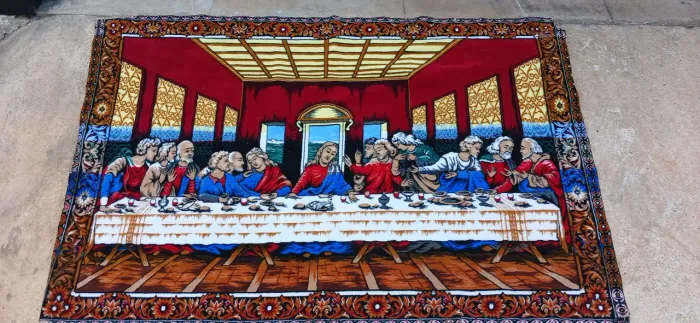 Tapete da santa ceia usando com um pequeno detalhe na ponta dele um pequeno rasguinho