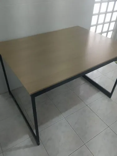 VENDO MESA Medidas 1,20x 90 valor 150 reais.
