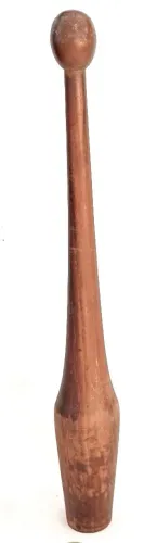 Grande Escultura produzido em bloco único de Jacarandá representando Pistilo/Soquete *