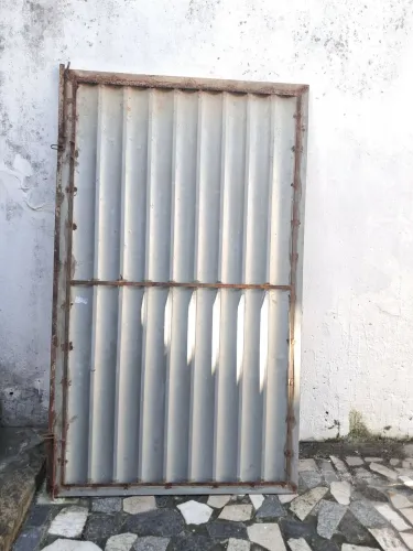 Portão pra garagem de ferro ...Tamanhos  altura 2m3...largura 1m2..cada banda 