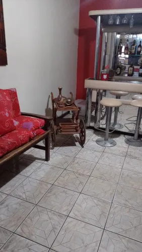 Jogo de cadeira de madeira e um carrinho de bebidas antiguidade em madeira
