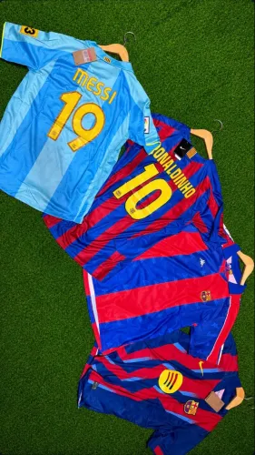 CAMISETA RETRÔ BARÇA MESSI E RONALDINHO - TODOS OS TAMANHOS