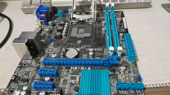 Placa Mãe ASUS H61M-A LGA 1155 DDR3 - Pinos Tortos
